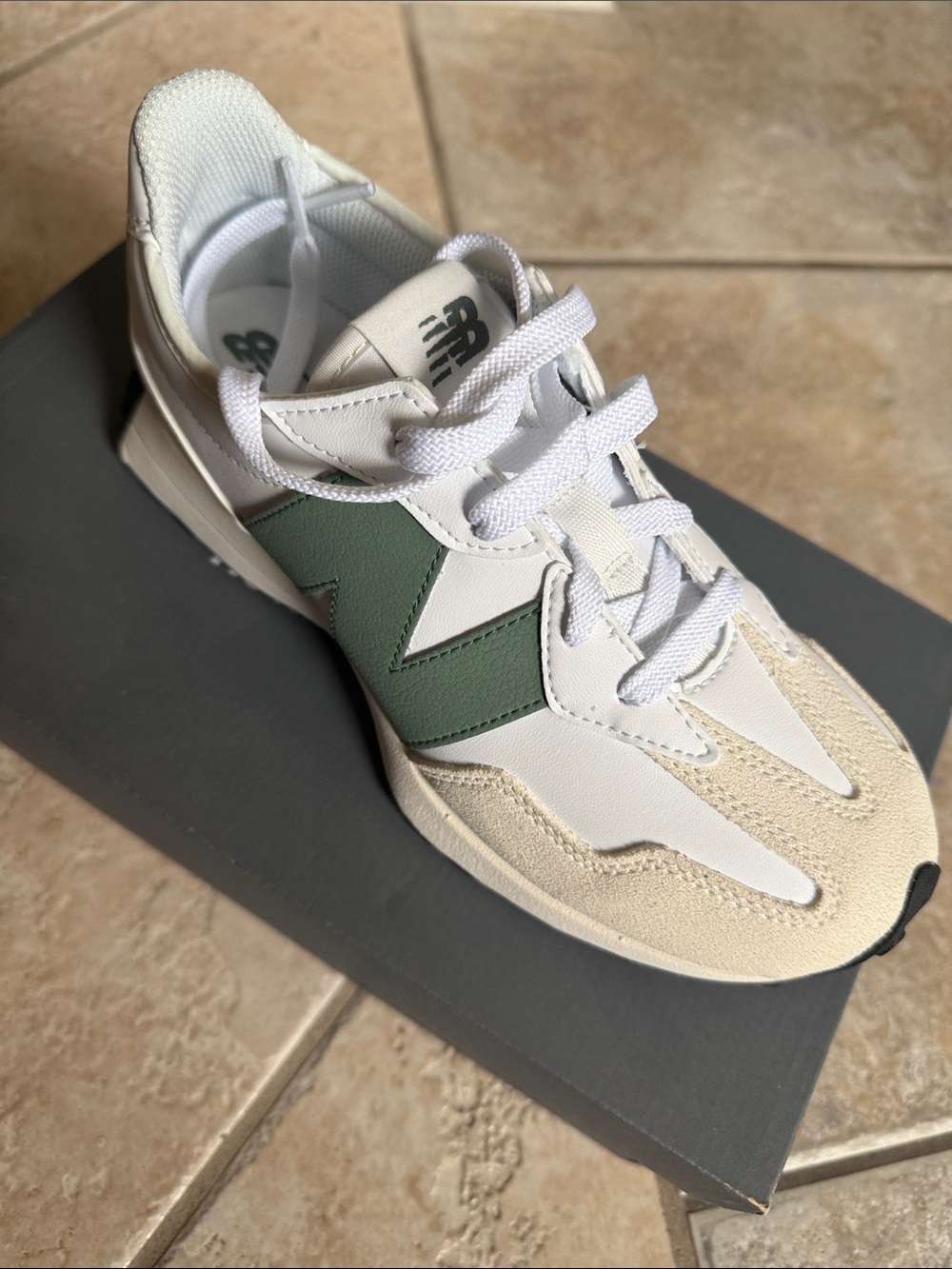 NIB New Balance 327 kids sz 5 Off White & Green Retro Sneakers Shoes Women 6.5